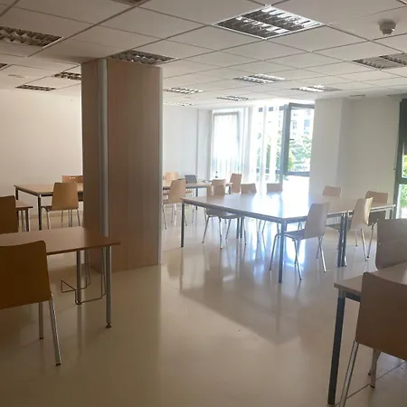 Residencia Universitaria Miresi Sagrado Corazon מלון Burgo